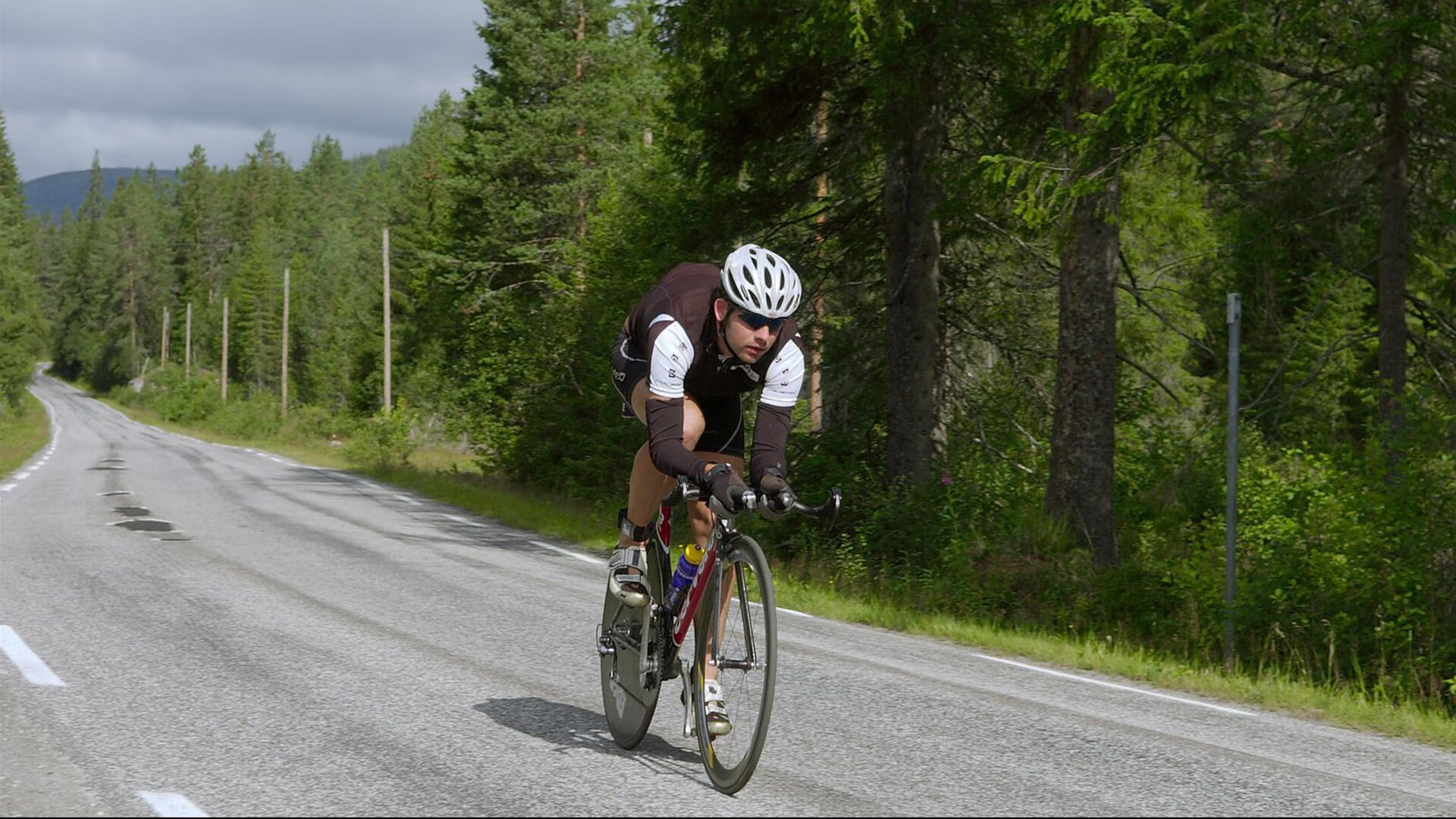 中国足球比赛火爆热播,球员表现逐渐成熟,看看中国足球队
